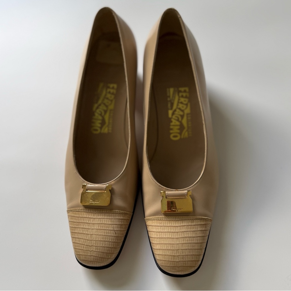 VTV Salvatore Ferragamo Beige and Gold Loafers